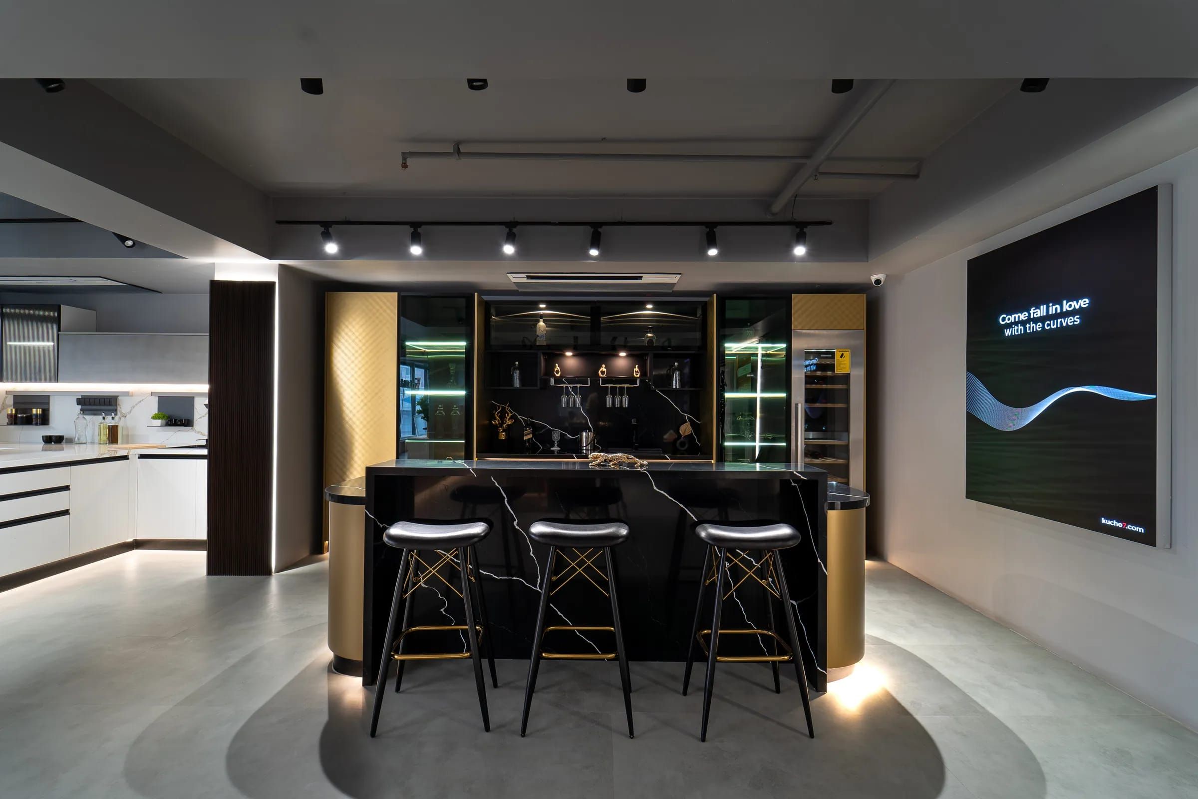 Gold and Black Bar Unit